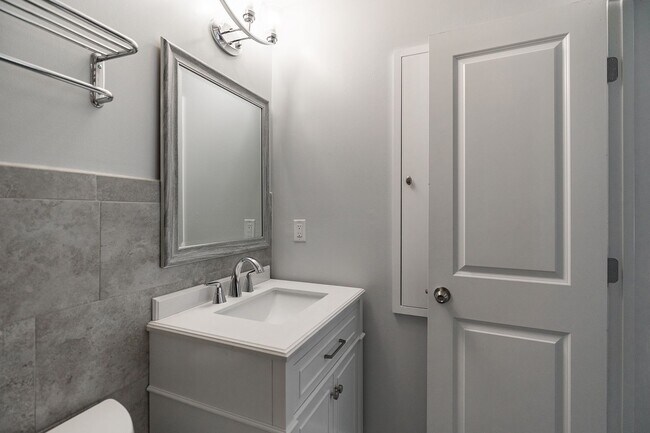 Building Photo - 3-Bedroom Townhouse in the Summit of Athens