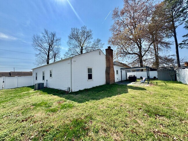 Building Photo - 3 bed/2 bath home on large corner lot