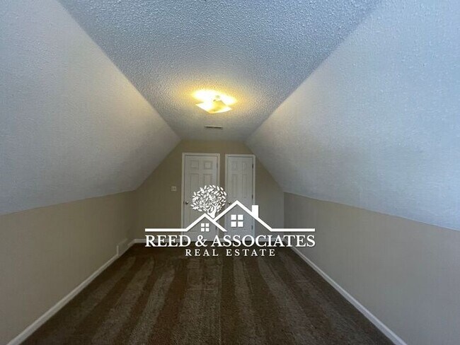 Building Photo - Charming Home Located in Quiet Cove!