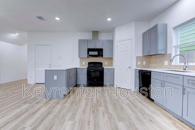 Building Photo - 8203 Woodlyn Rd