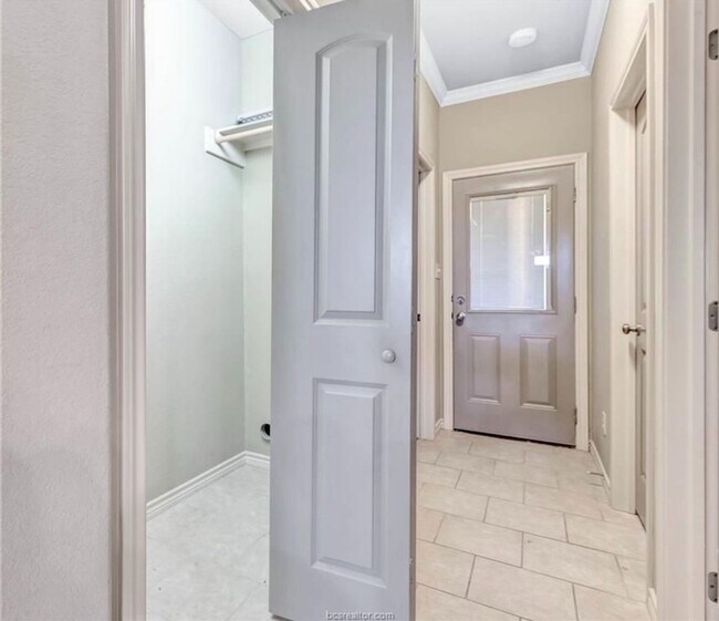 Building Photo - College Station - 3 bedroom / 3 bath Townhome, covered patio & back yard with one car garage.