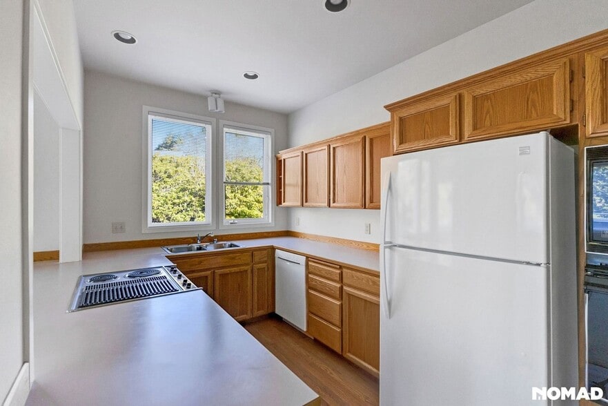 Building Photo - 60 Fairway Ln