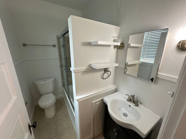 Building Photo - 329 W 8th Ave