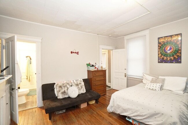 Building Photo - Awesome 4 Bed/ 2 Full Bath on Fairview Min...