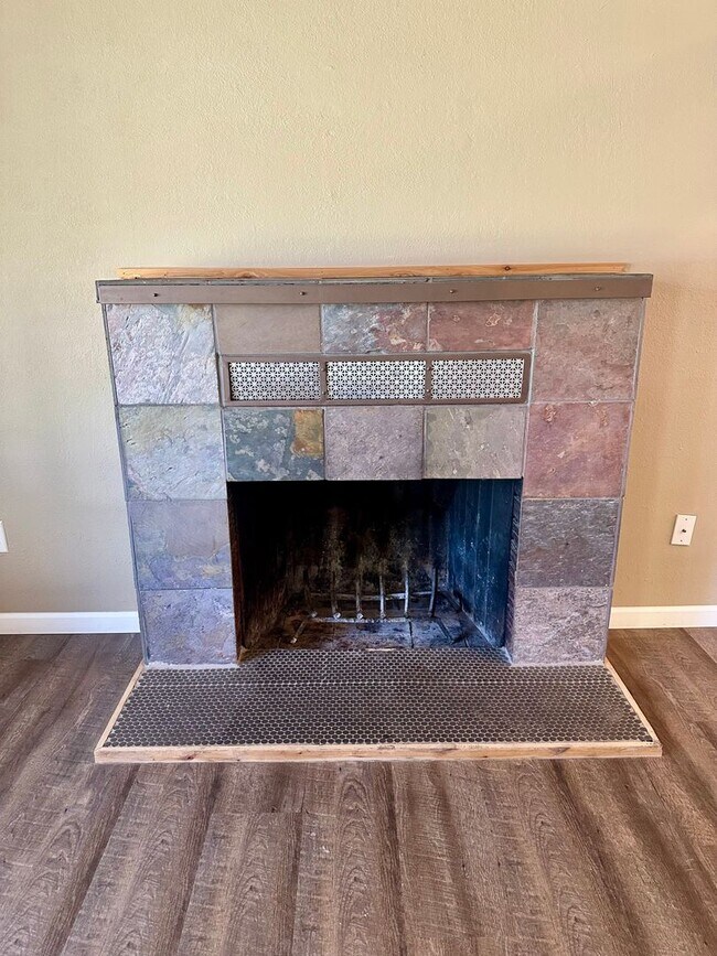 Building Photo - Pet-Friendly 4 Bedroom Home with Fenced Yard & Air Conditioning