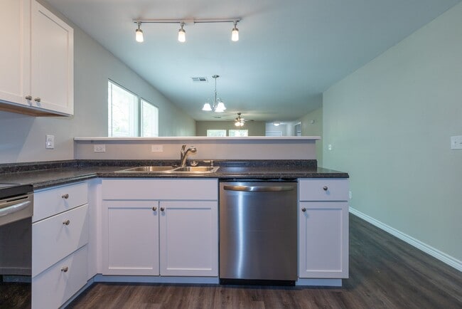 Building Photo - 4 Bedroom 2 Bath + Updated