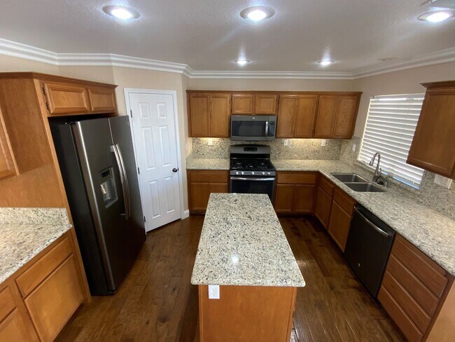 Building Photo - SUPER UPGRADED 3BD/2.5BA HOME W/ POOL/SPA!!