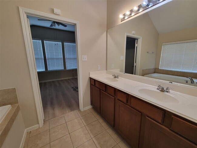 Building Photo - 15126 Summer Sunset Dr