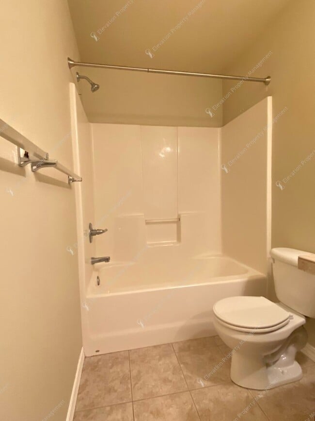 Building Photo - Spacious Corner Home in Prime SW Bend Loca...