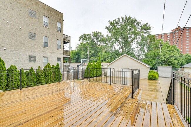 Building Photo - 3975 S Ellis Ave