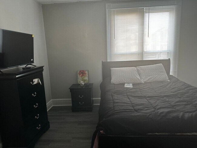 Building Photo - Walking distance to U of L and Bellarmine Campus