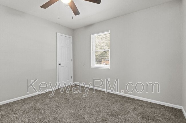 Building Photo - 3630 Columbine Dr