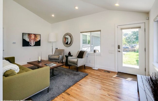 Building Photo - LOHI DUPLEX AVAILABLE IN JUNE