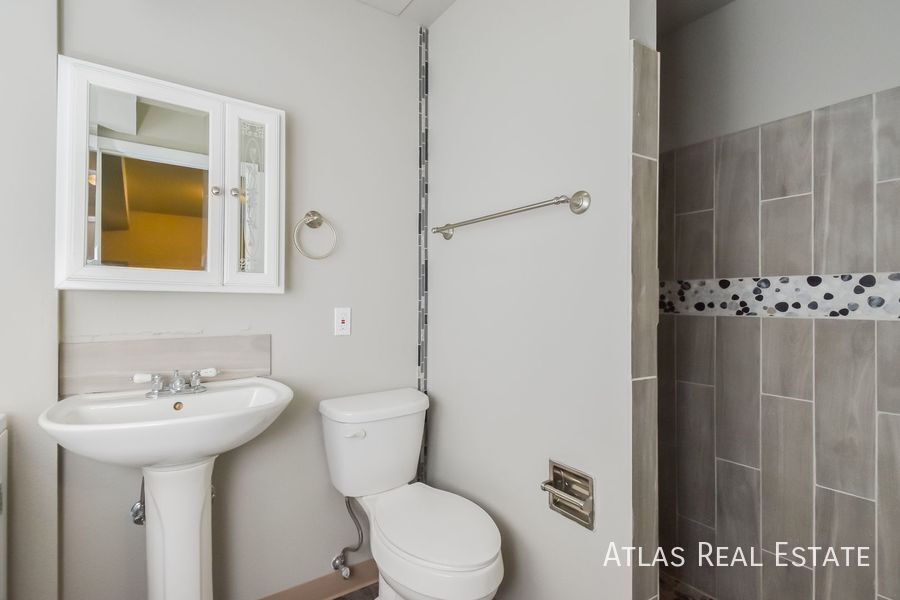 Building Photo - 5509 Escondido Dr