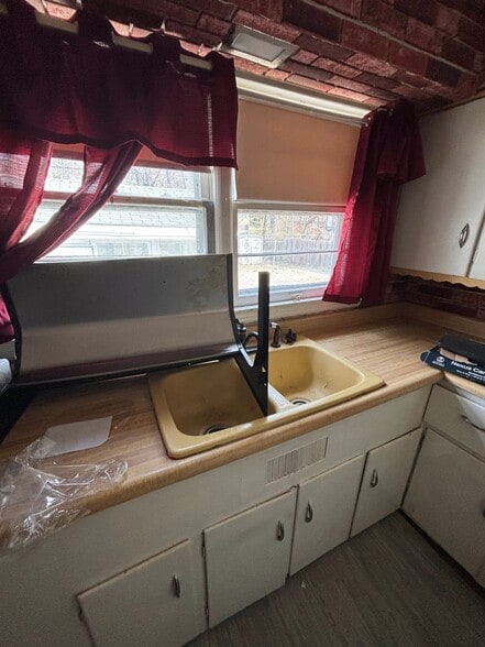 Building Photo - 2211 W Butler St