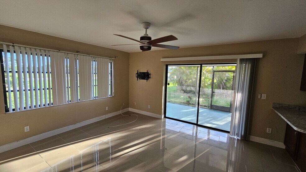 Living Room - 1124 SE 6th Ave