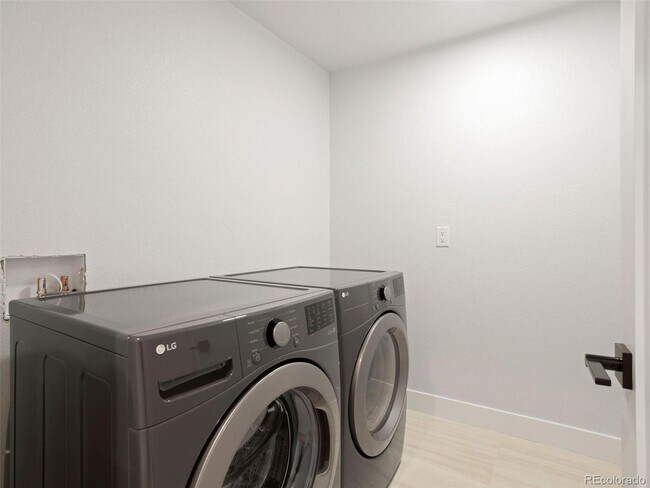 Building Photo - Brand New 4BD, 4BA Half-Duplex in Villa Park