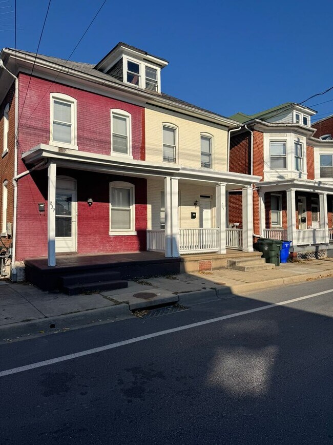 Building Photo - 4 bedroom, 1 bath, 3 story half double house