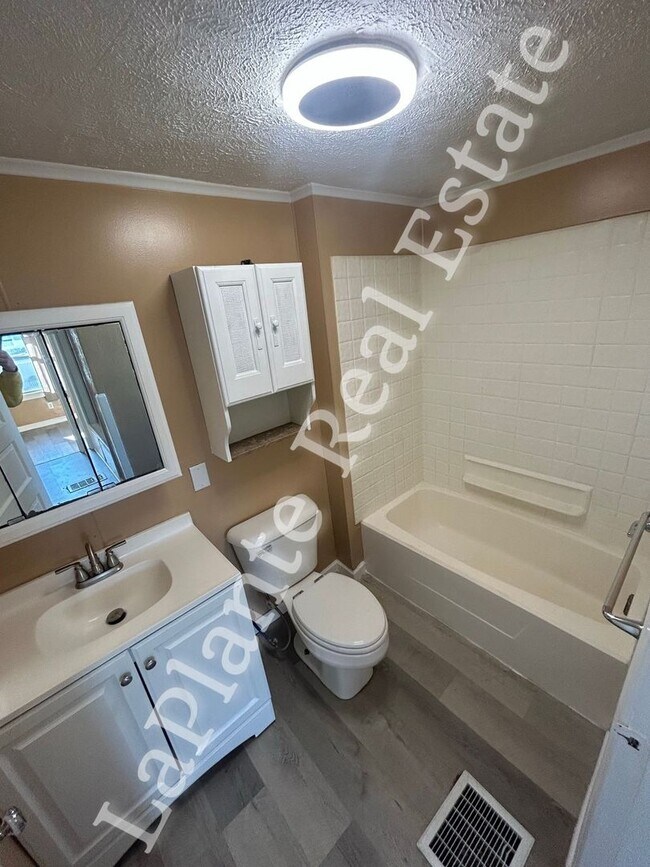 Building Photo - Charming 3-Bedroom Home with Fresh Updates in South Toledo