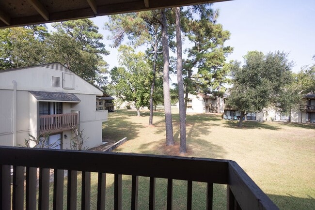 Building Photo - 15919 Golf Club Dr