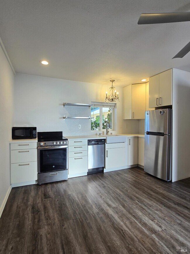 Building Photo - 480 Meadowview Dr