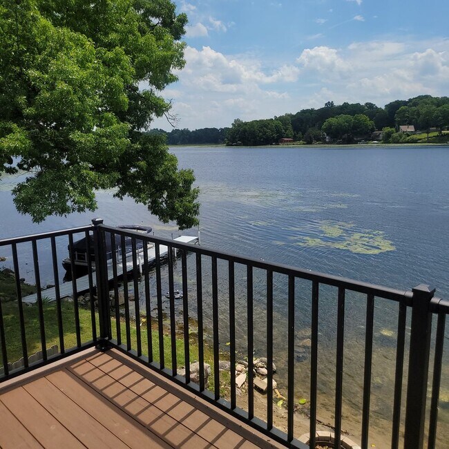 Building Photo - "Lakefront Living! Modern 3BR/2BA Home with Water Views & Private Dock