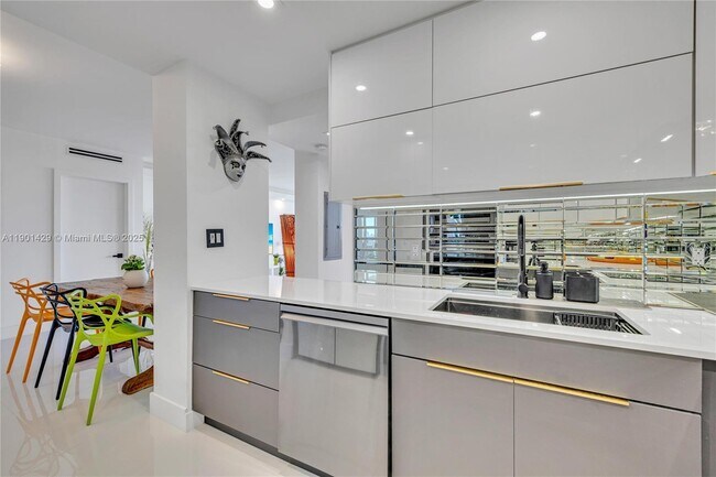 Building Photo - 5600 Collins Ave