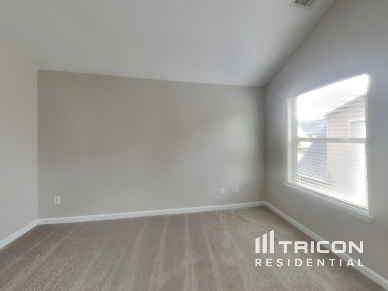 Building Photo - 325 Nutwood Trce