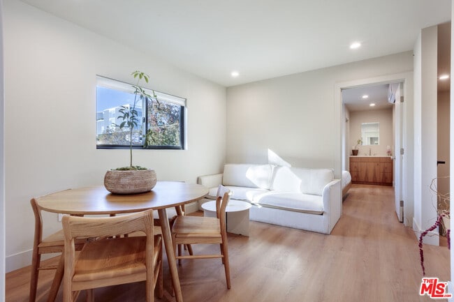 Building Photo - 859 N Mansfield Ave