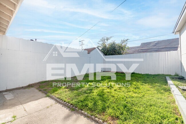 Building Photo - 920 E Elma St