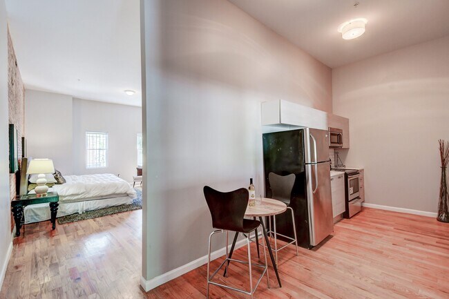 Building Photo - 231 E North Ave