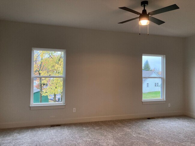 Building Photo - **LESS THAN 10 miles to Fort Knox**