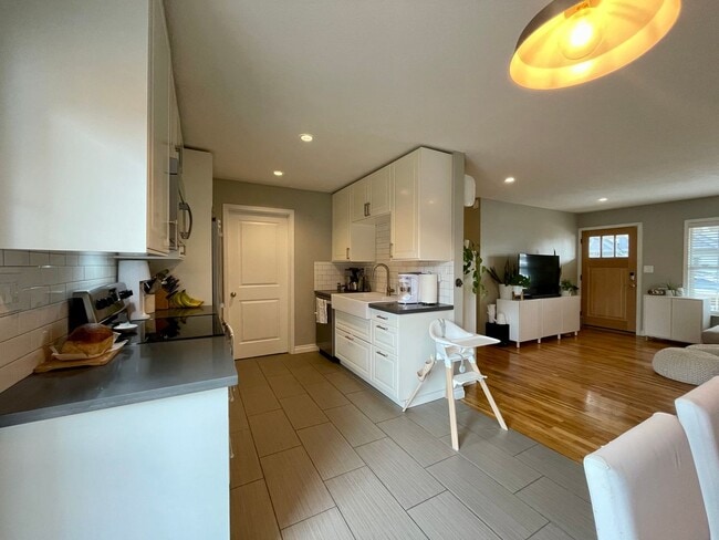 Building Photo - Charming 3Bed 2Bth Montavilla Neighborhood with Detached Additional Living Area and Backyard Grea...