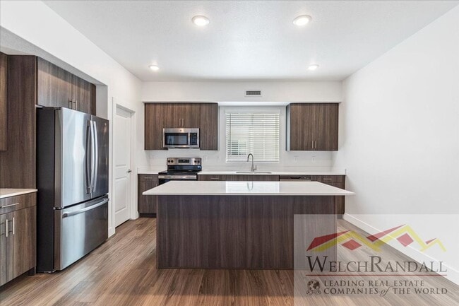Building Photo - Beautiful 3 Bed 2.5 Bath Townhome in West ...