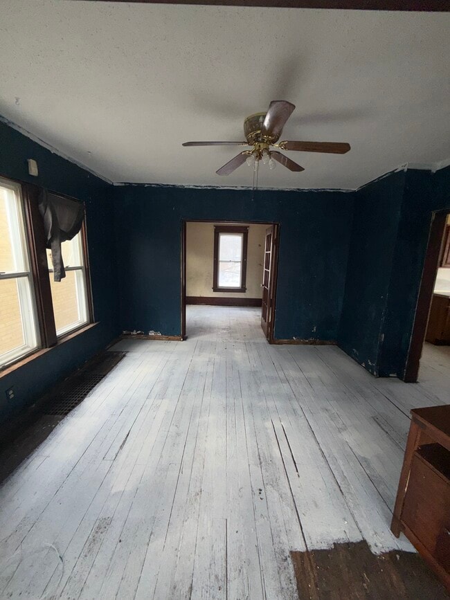 Building Photo - 111 E Livingston Dr