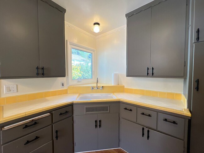 Building Photo - 2 Bedroom/1 Bath Available in Oakland!