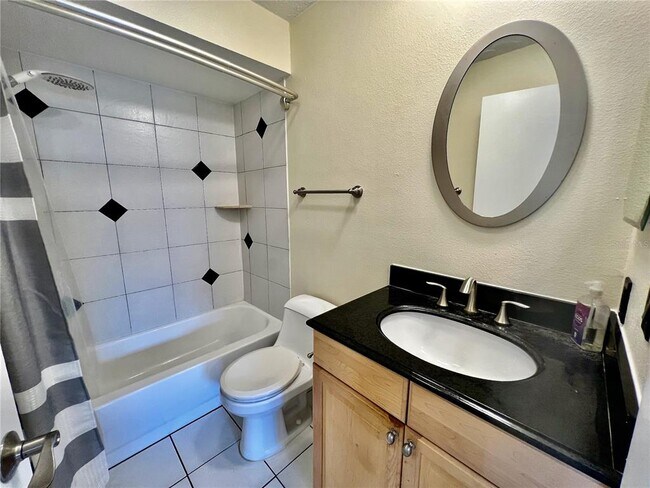 Building Photo - 631 N Orange Ave