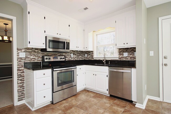 Building Photo - Dog-Friendly Forest Lakes North Home (Appl...