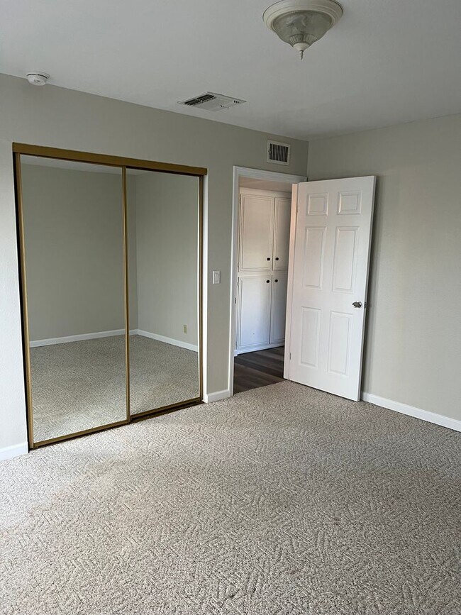 Building Photo - Please contact Vaughn Realty to set up an ...