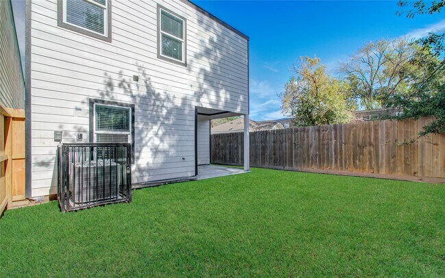 Building Photo - 835 S Victory Dr