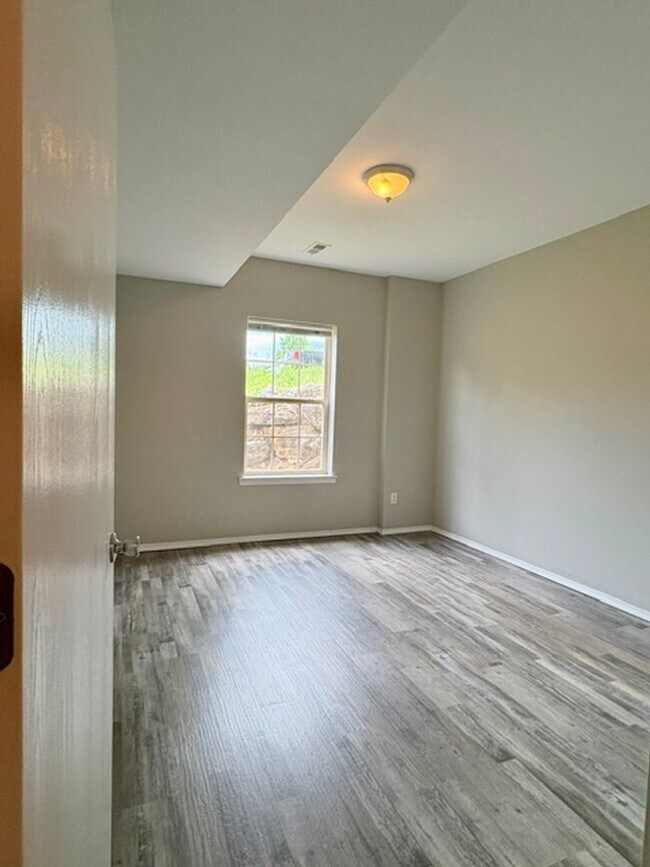 Building Photo - Ozark~ 4 bedroom walkout basement duplex for rent!