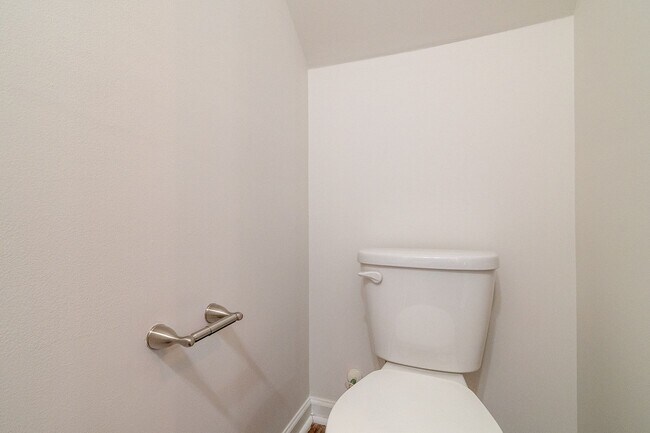 Building Photo - Freshly Renovated 4-Bedroom Home with Mode...