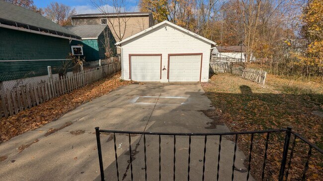 Building Photo - A charming 3-bedroom, 1.5-bathroom home located in the vibrant city of Akron