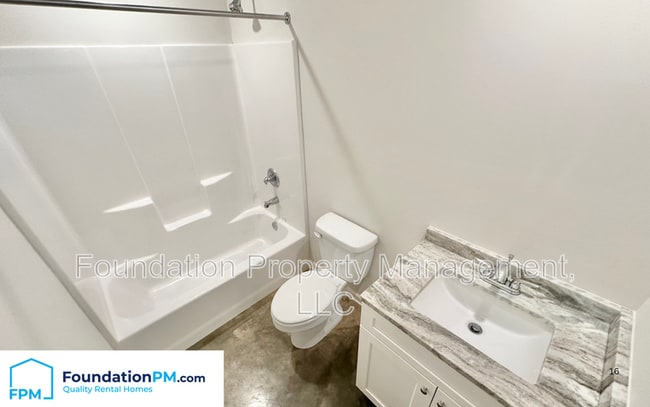 Building Photo - 2501 E Tyler Ave