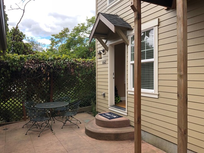 Building Photo - Light and bright one bedroom near PSU in S...
