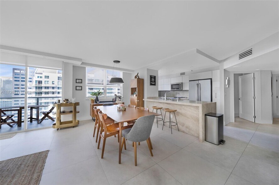 Building Photo - 1155 Brickell Bay Dr