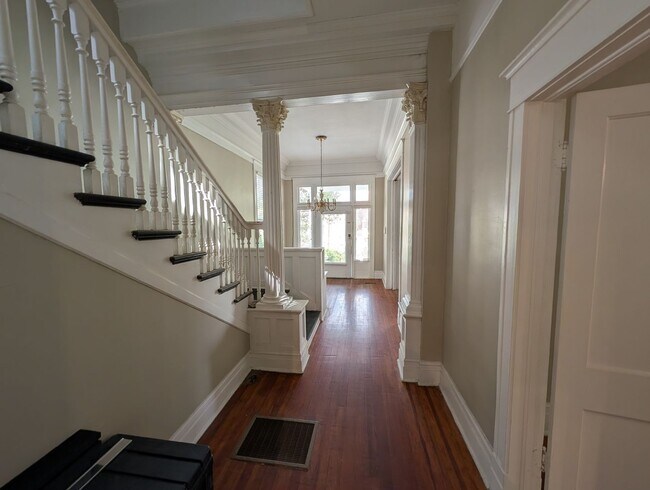 Building Photo - Huge 4 bedroom in prime downtown location!