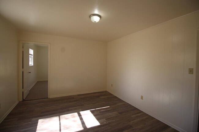 Building Photo - 605 W Hill St