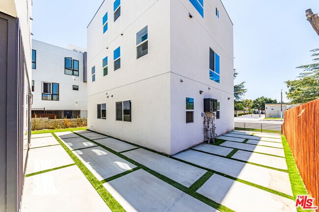 Building Photo - 6700 Balboa Blvd