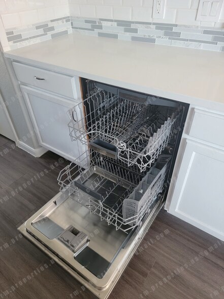 Dishwasher with silverware drawer - 2874 Southampton Way